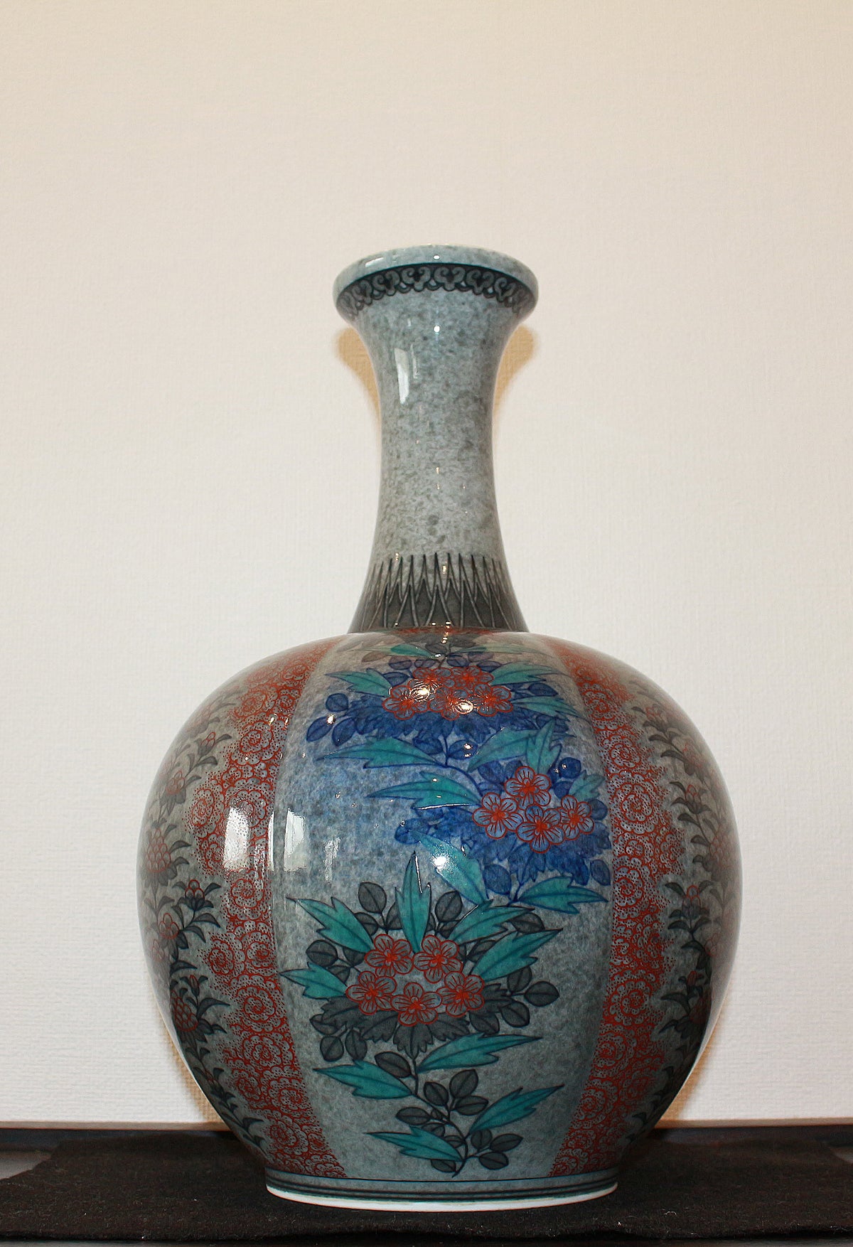 26366　人間国宝　１３代今泉今右衛門	色絵吹重ね草花文花瓶　IMAIZUMI　Imaemon