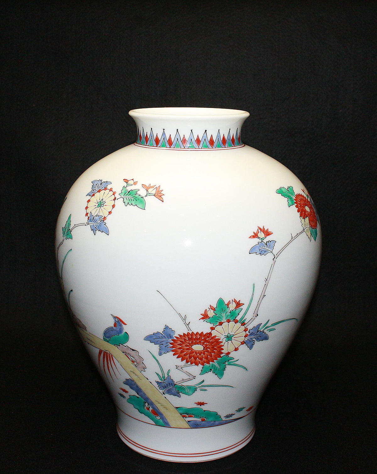 26370  人間国宝　１４代酒井田柿右衛門	錦菊鳥文花瓶　SAKAIDA Kakiemon