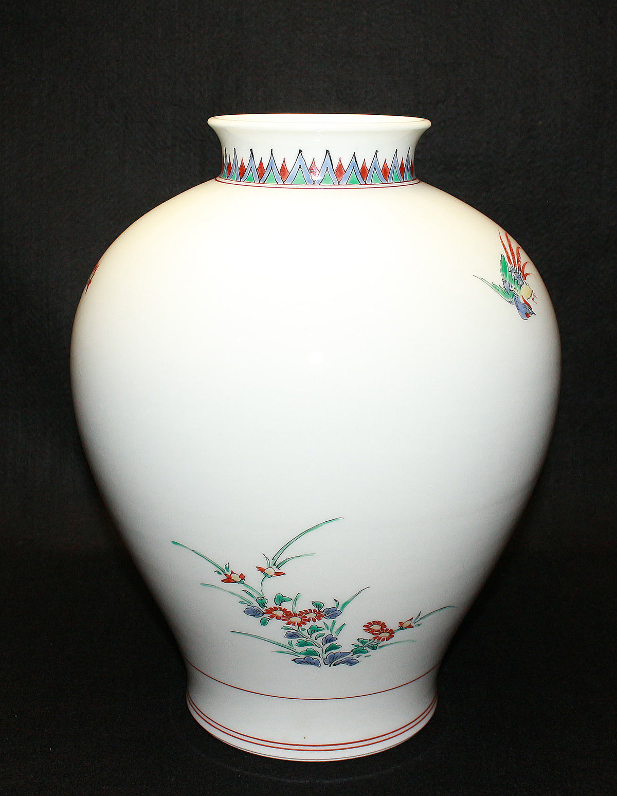 26370  人間国宝　１４代酒井田柿右衛門	錦菊鳥文花瓶　SAKAIDA Kakiemon