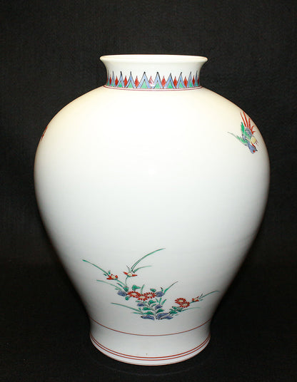 26370  人間国宝　１４代酒井田柿右衛門	錦菊鳥文花瓶　SAKAIDA Kakiemon