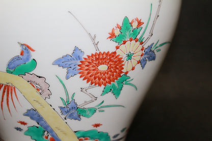 26370  人間国宝　１４代酒井田柿右衛門	錦菊鳥文花瓶　SAKAIDA Kakiemon