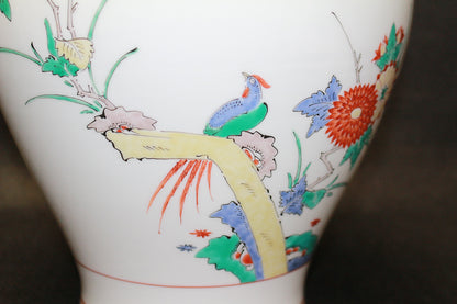 26370  人間国宝　１４代酒井田柿右衛門	錦菊鳥文花瓶　SAKAIDA Kakiemon