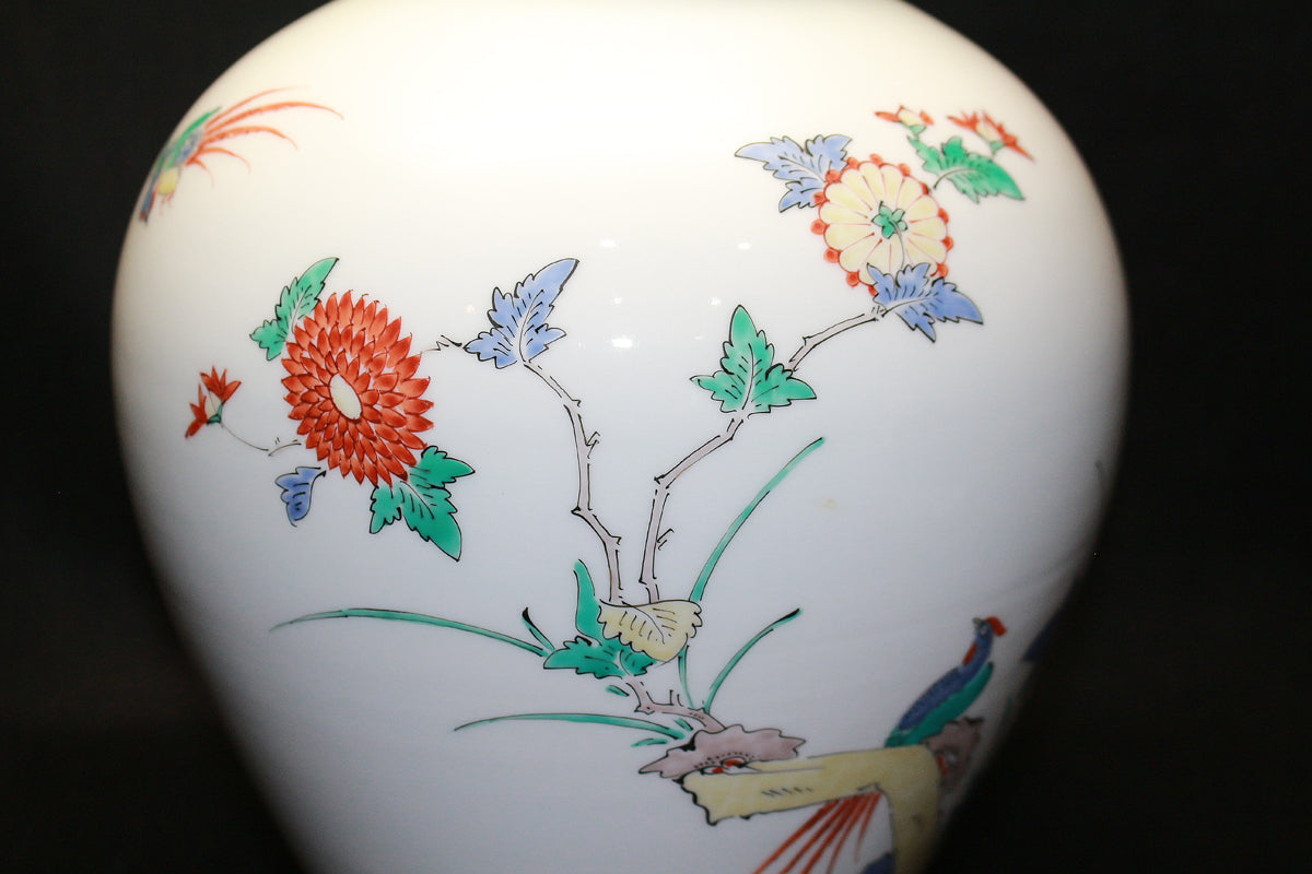 26370  人間国宝　１４代酒井田柿右衛門	錦菊鳥文花瓶　SAKAIDA Kakiemon