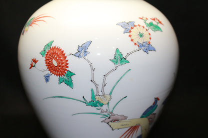 26370  人間国宝　１４代酒井田柿右衛門	錦菊鳥文花瓶　SAKAIDA Kakiemon