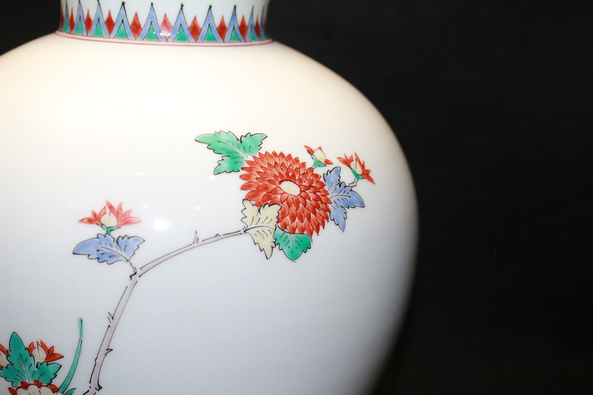 26370  人間国宝　１４代酒井田柿右衛門	錦菊鳥文花瓶　SAKAIDA Kakiemon