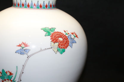26370  人間国宝　１４代酒井田柿右衛門	錦菊鳥文花瓶　SAKAIDA Kakiemon
