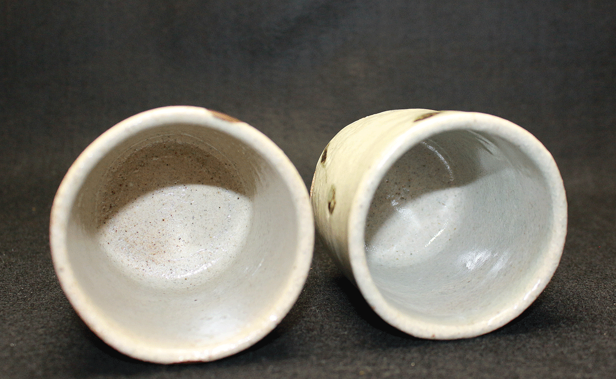 26374 Living National Treasure Shimizu Uichi - Pair of Iron-Decorated Teacups (2)