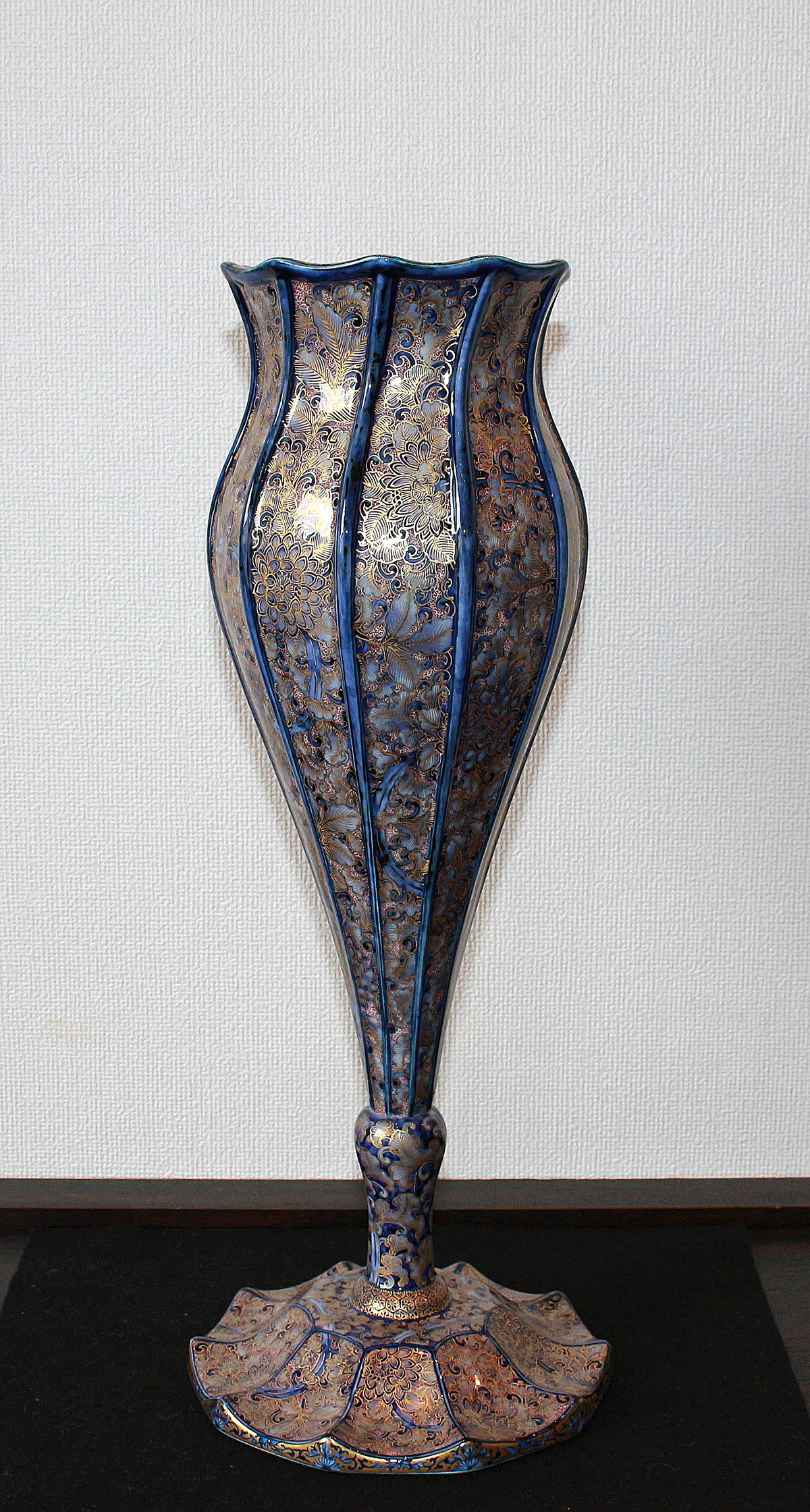 26397	葉山有樹	  金彩美瑠菊花文　Ornamental　Vase（個展出品同手作）　HAYAMA　Yuki