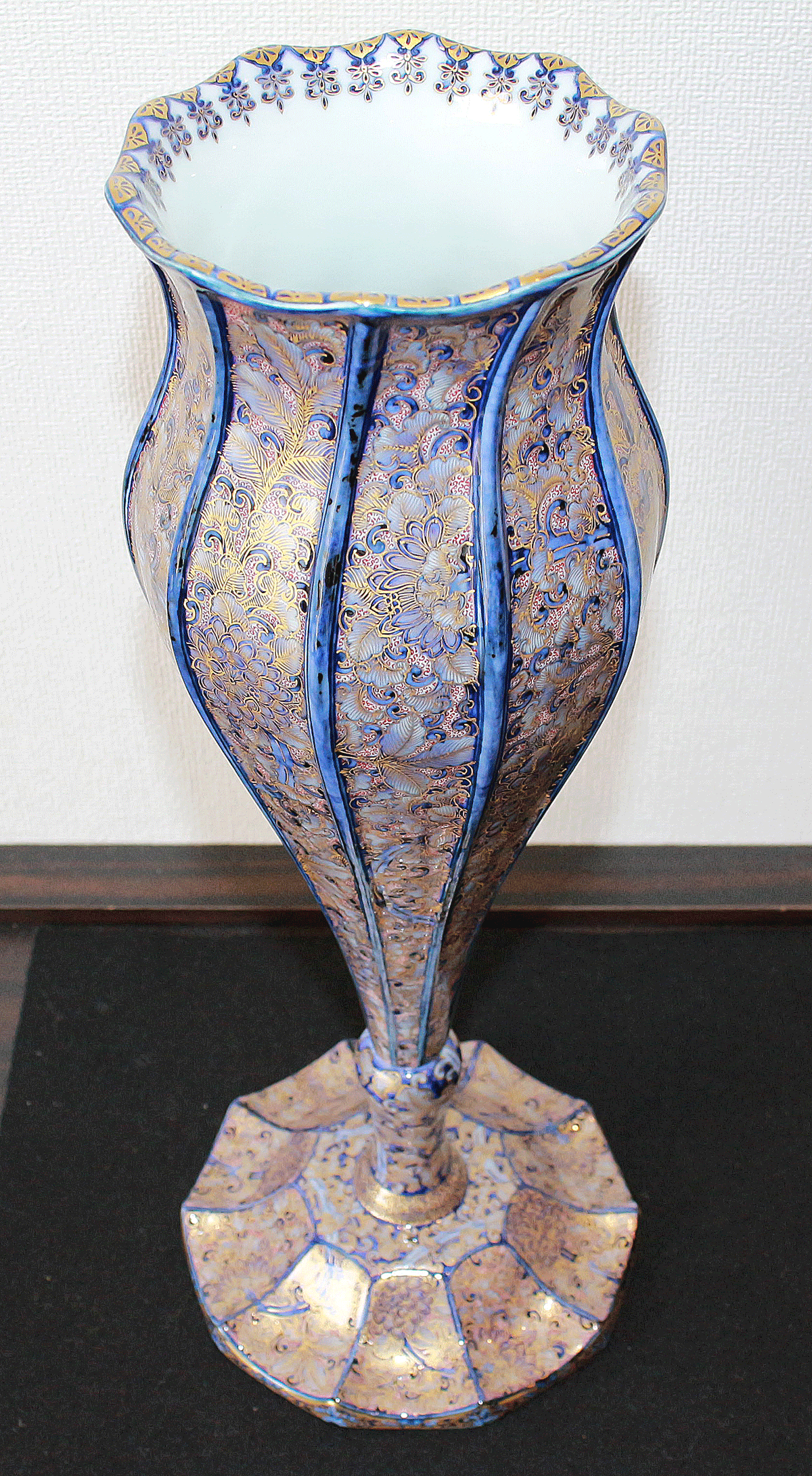 26397	葉山有樹	  金彩美瑠菊花文　Ornamental　Vase（個展出品同手作）　HAYAMA　Yuki