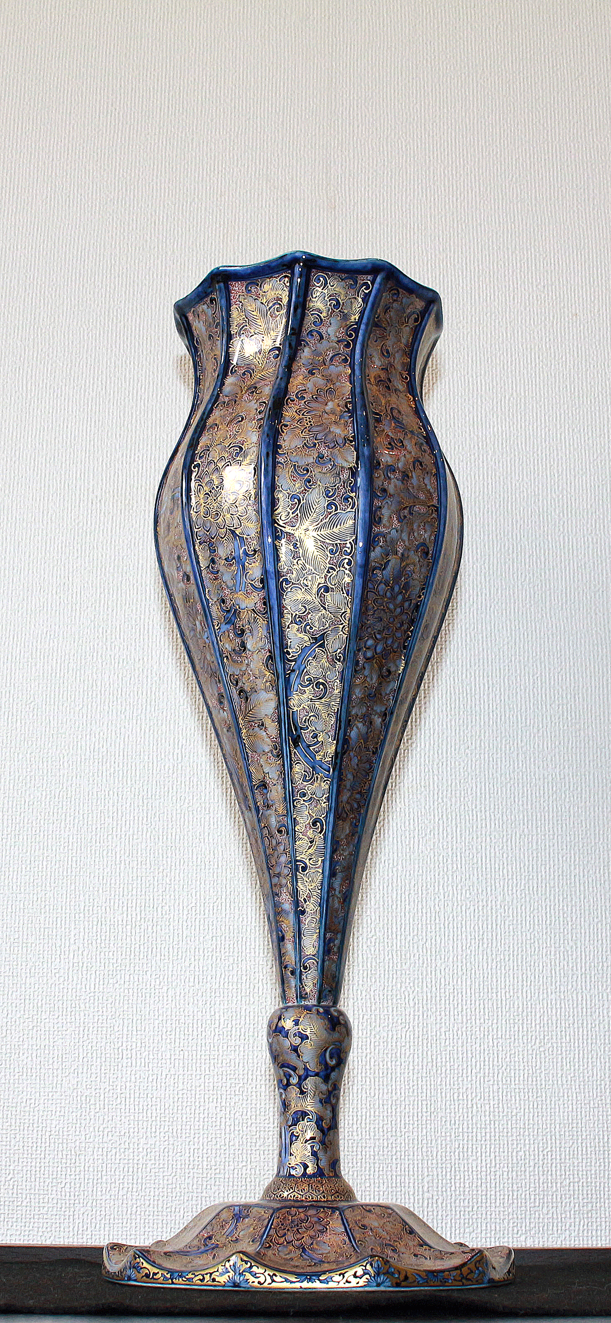 26397	葉山有樹	  金彩美瑠菊花文　Ornamental　Vase（個展出品同手作）　HAYAMA　Yuki
