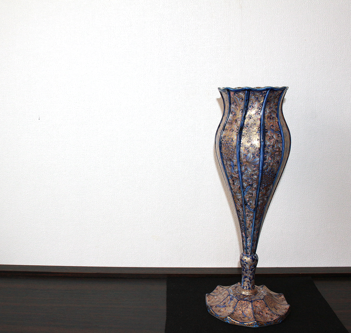26397	葉山有樹	  金彩美瑠菊花文　Ornamental　Vase（個展出品同手作）　HAYAMA　Yuki