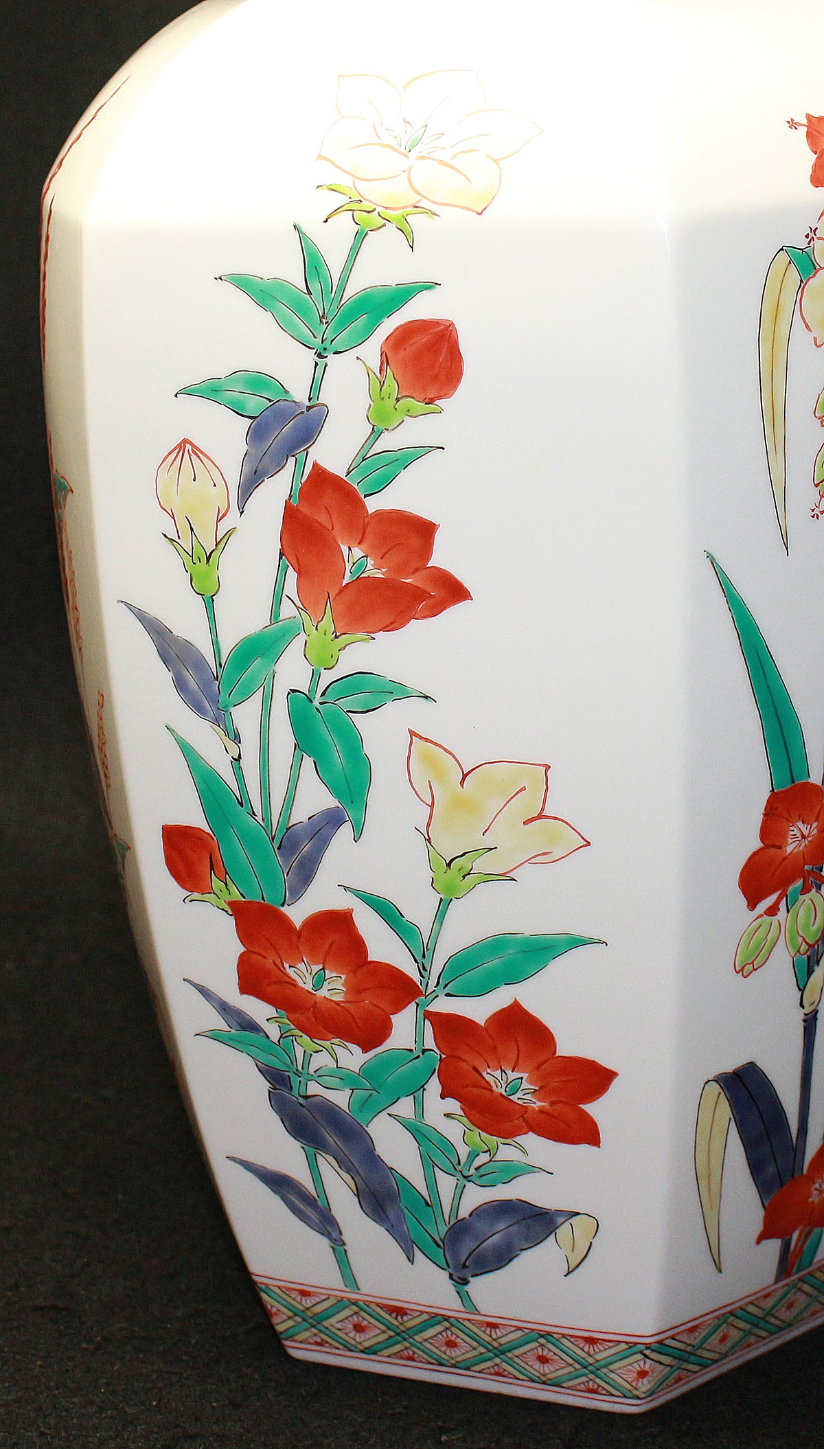 25303 14th generation Sakaida Kakiemon (Muddy hand flower pattern vase) 