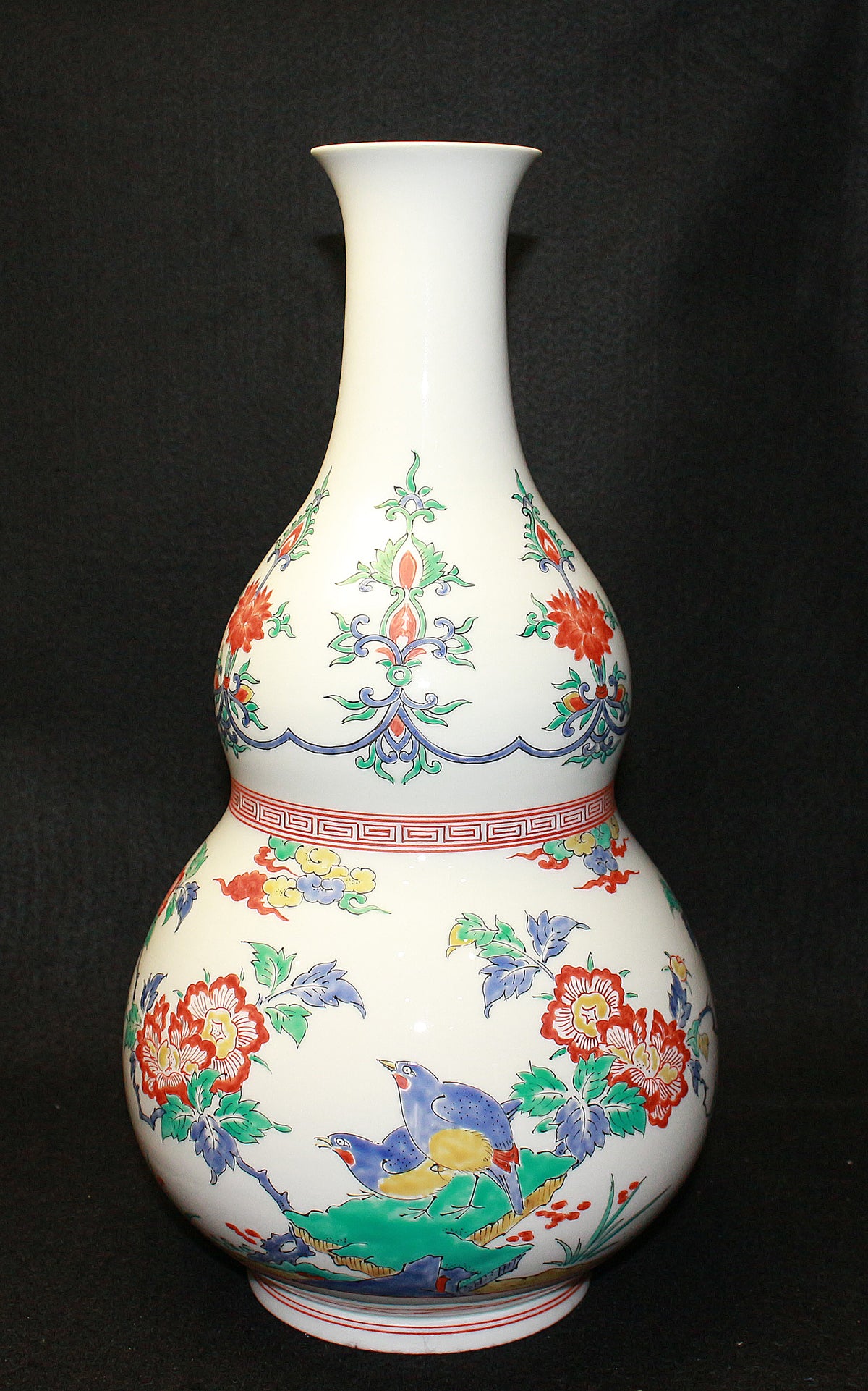 25600　 13代酒井田柿右衛門　 (濁手芒文花瓶)　SAKAIDA　Kakiemon