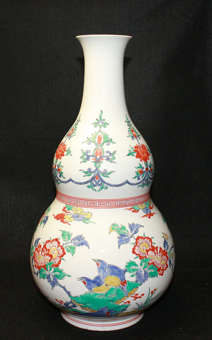 25600　 13代酒井田柿右衛門　 (濁手芒文花瓶)　SAKAIDA　Kakiemon