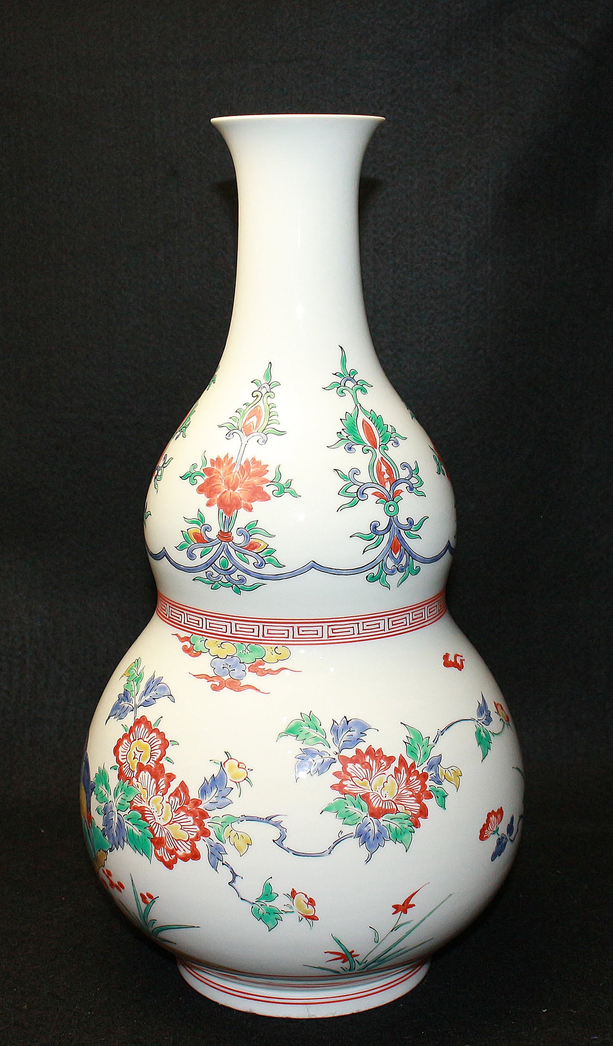 25600　 13代酒井田柿右衛門　 (濁手芒文花瓶)　SAKAIDA　Kakiemon