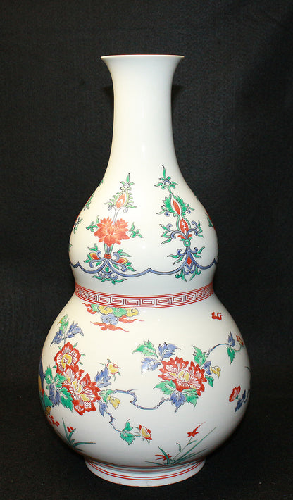 25600　 13代酒井田柿右衛門　 (濁手芒文花瓶)　SAKAIDA　Kakiemon