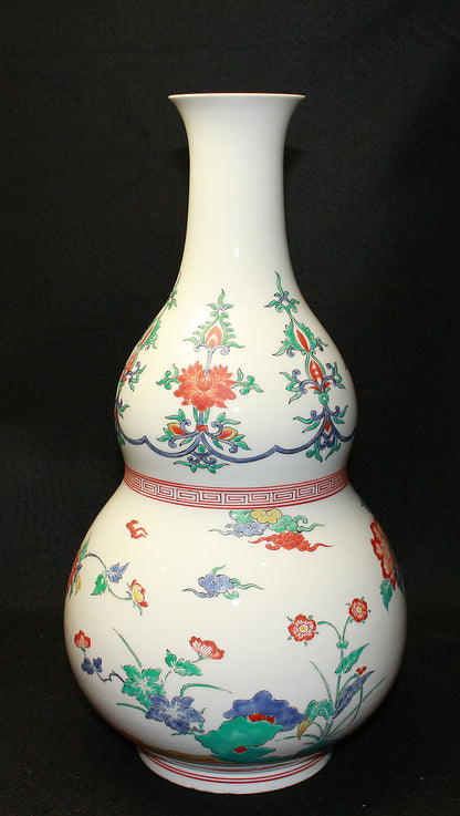 25600　 13代酒井田柿右衛門　 (濁手芒文花瓶)　SAKAIDA　Kakiemon