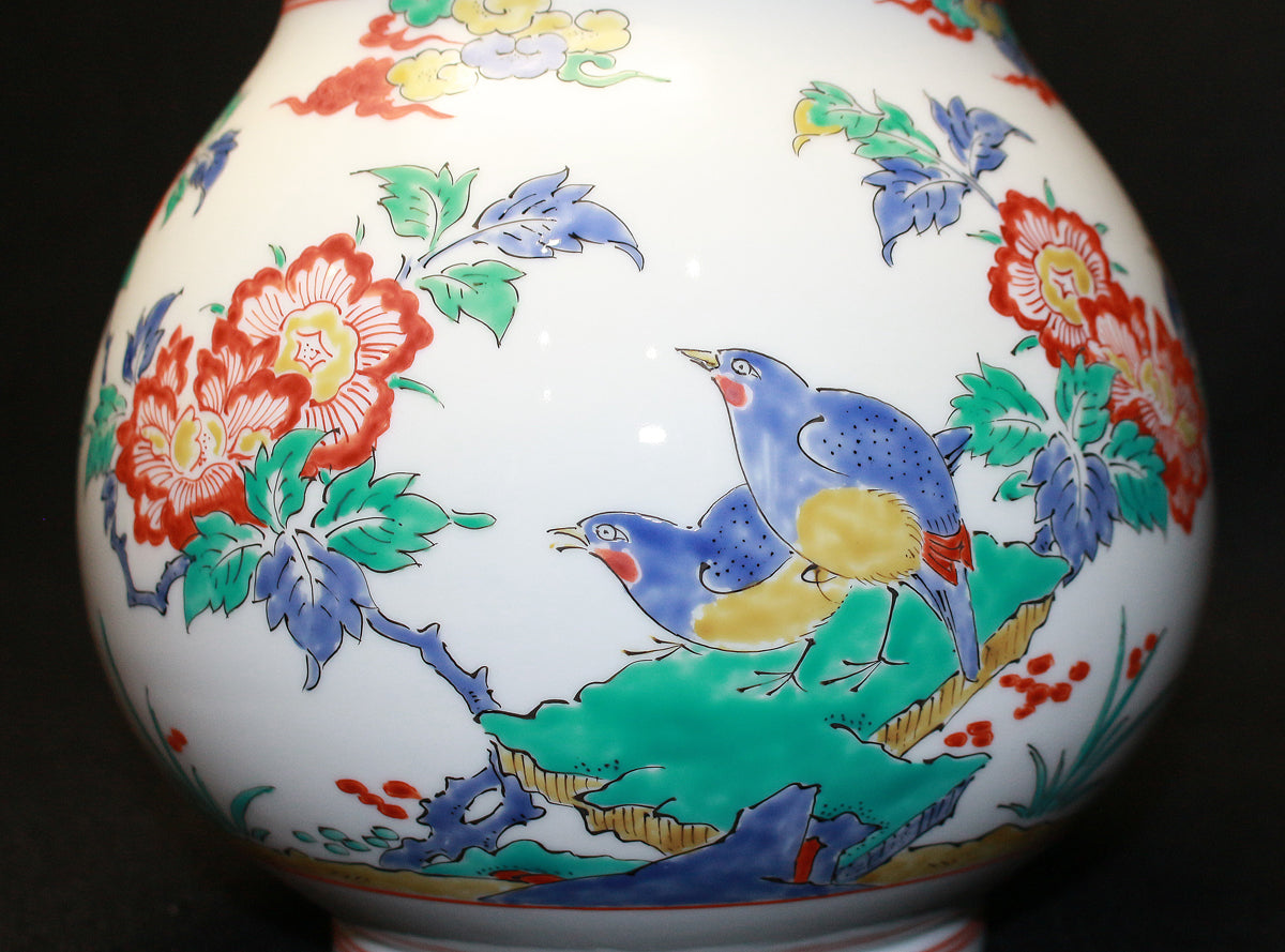 25600　 13代酒井田柿右衛門　 (濁手芒文花瓶)　SAKAIDA　Kakiemon