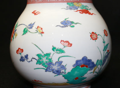 25600　 13代酒井田柿右衛門　 (濁手芒文花瓶)　SAKAIDA　Kakiemon