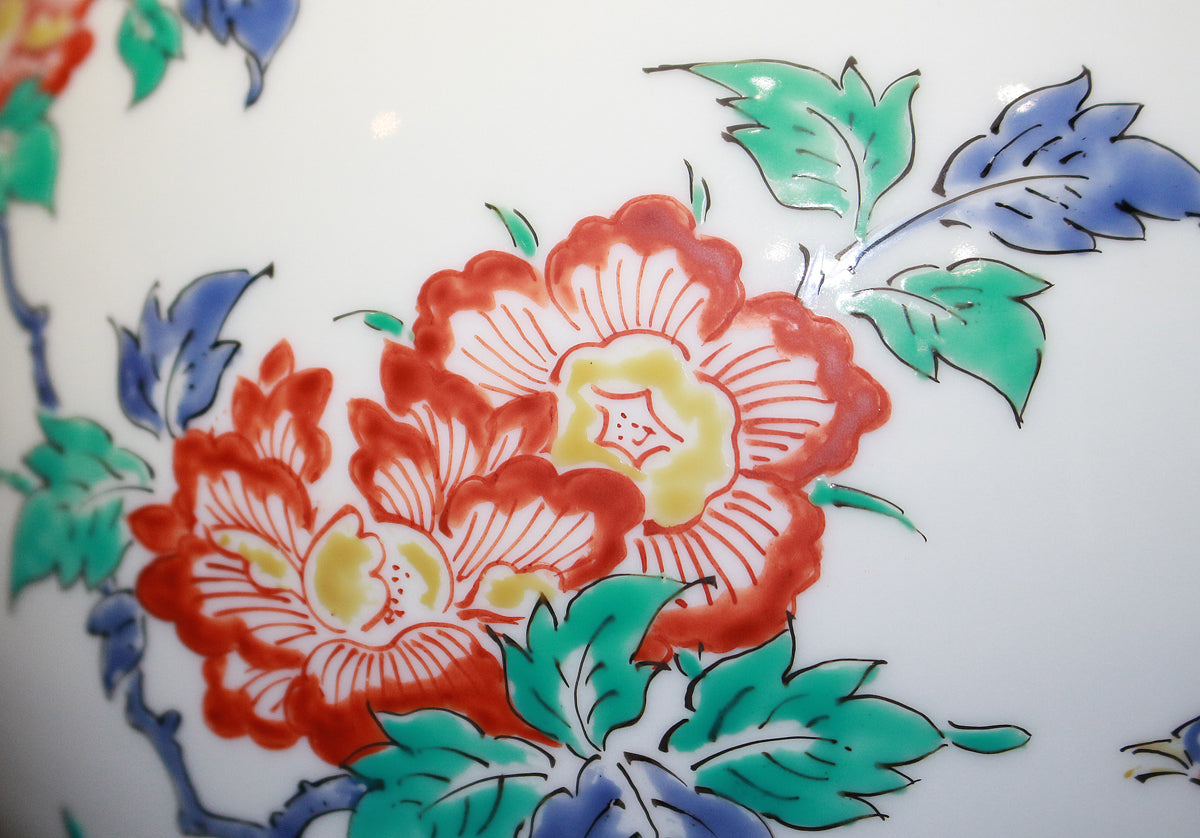 25600　 13代酒井田柿右衛門　 (濁手芒文花瓶)　SAKAIDA　Kakiemon