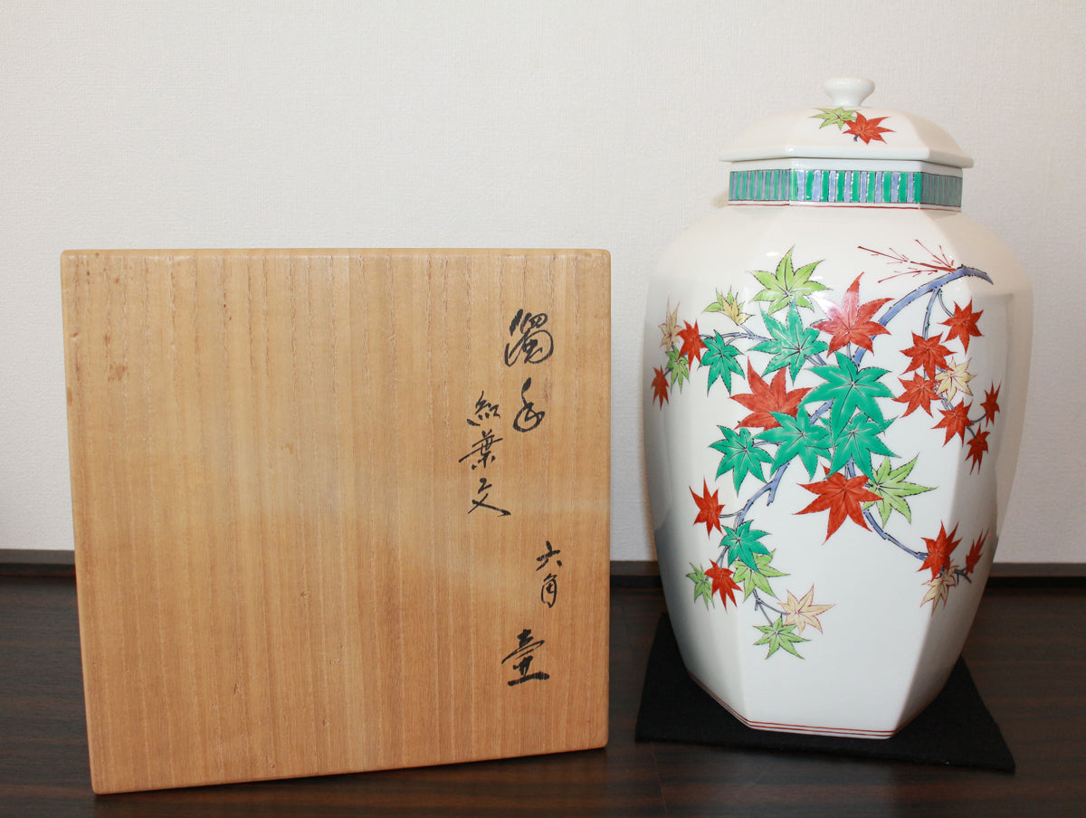 25606 人間国宝 １４代酒井田柿右衛門 濁手紅葉文六角壷 SAKAIDA Kakiemon – アート飛田