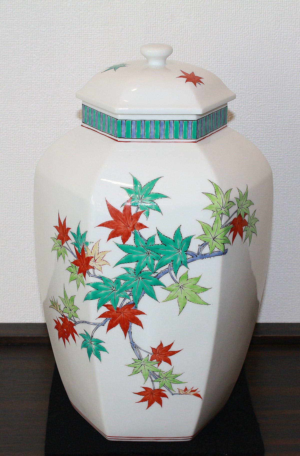 25303 14th generation Sakaida Kakiemon (Muddy hand flower pattern vase) 