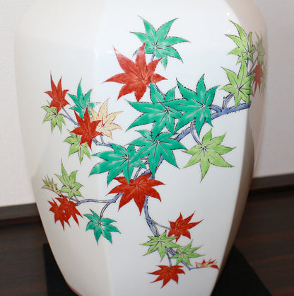 25303 14th generation Sakaida Kakiemon (Muddy hand flower pattern vase) 