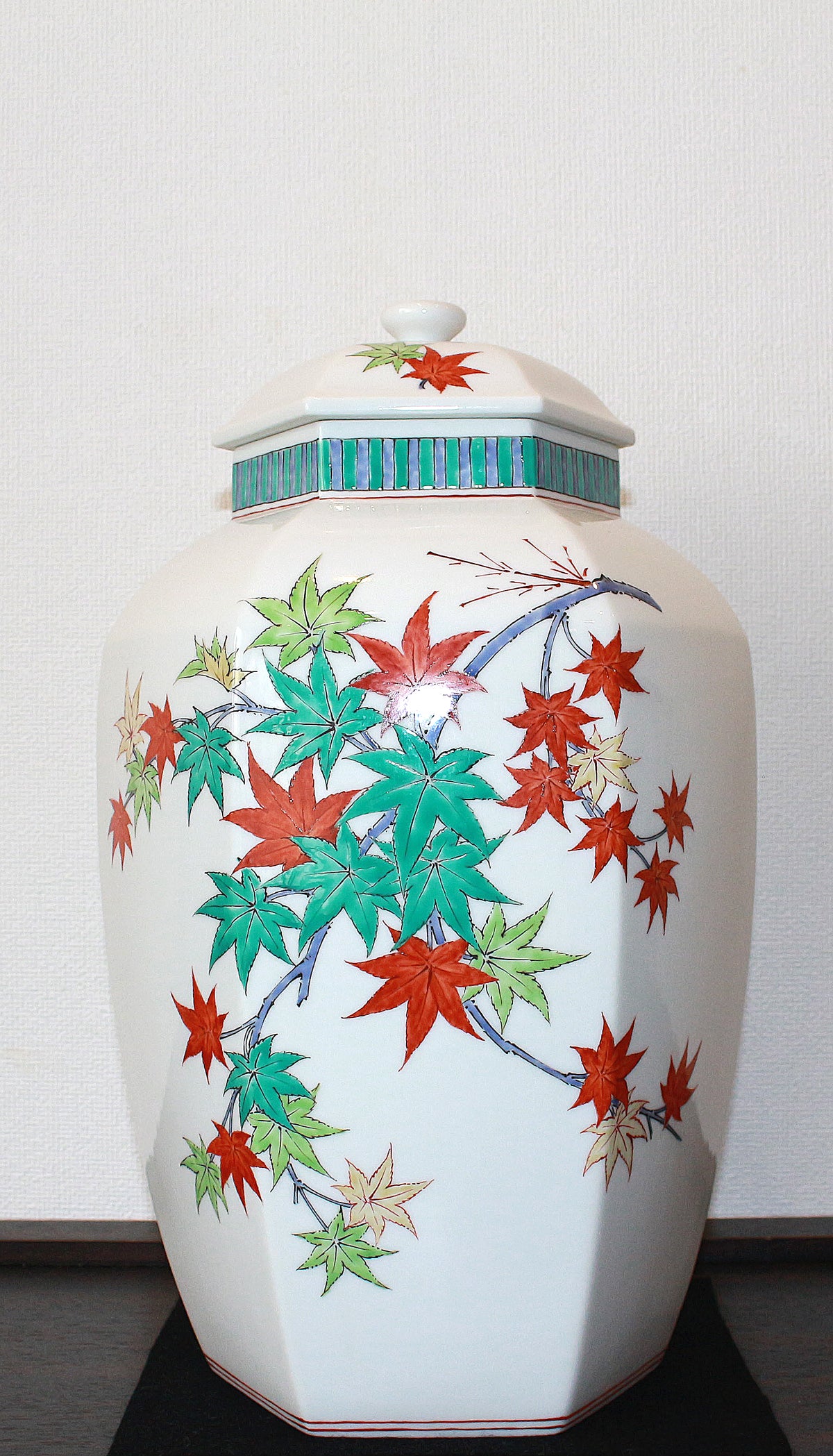 25303 14th generation Sakaida Kakiemon (Muddy hand flower pattern vase) 