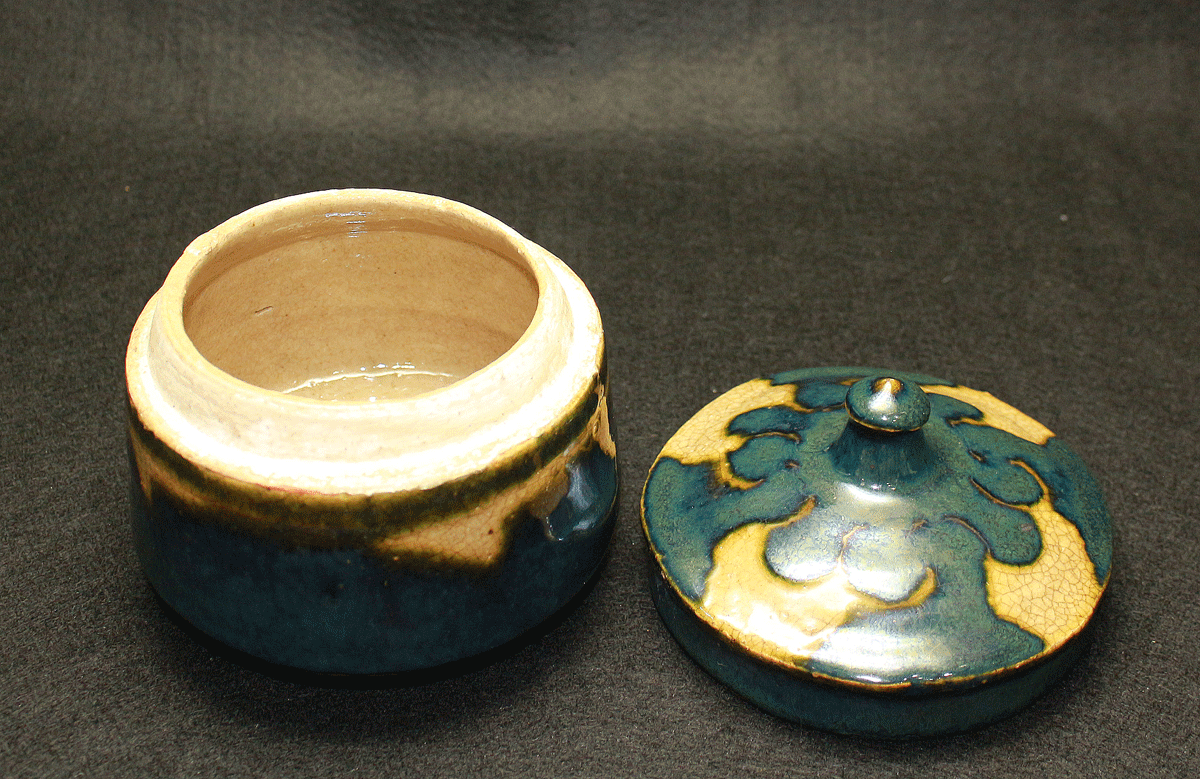 26426　河井寛次郎   緑釉抜蝋文蓋物（敏孝識）　KAWAI　Kanjiro