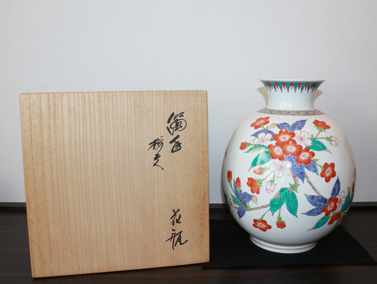 25579 14代酒井田柿右衛門 濁手桜文花瓶 SAKAIDA Kakiemon – アート飛田