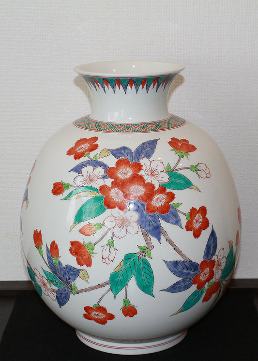 25579　 14代酒井田柿右衛門　濁手桜文花瓶  SAKAIDA Kakiemon