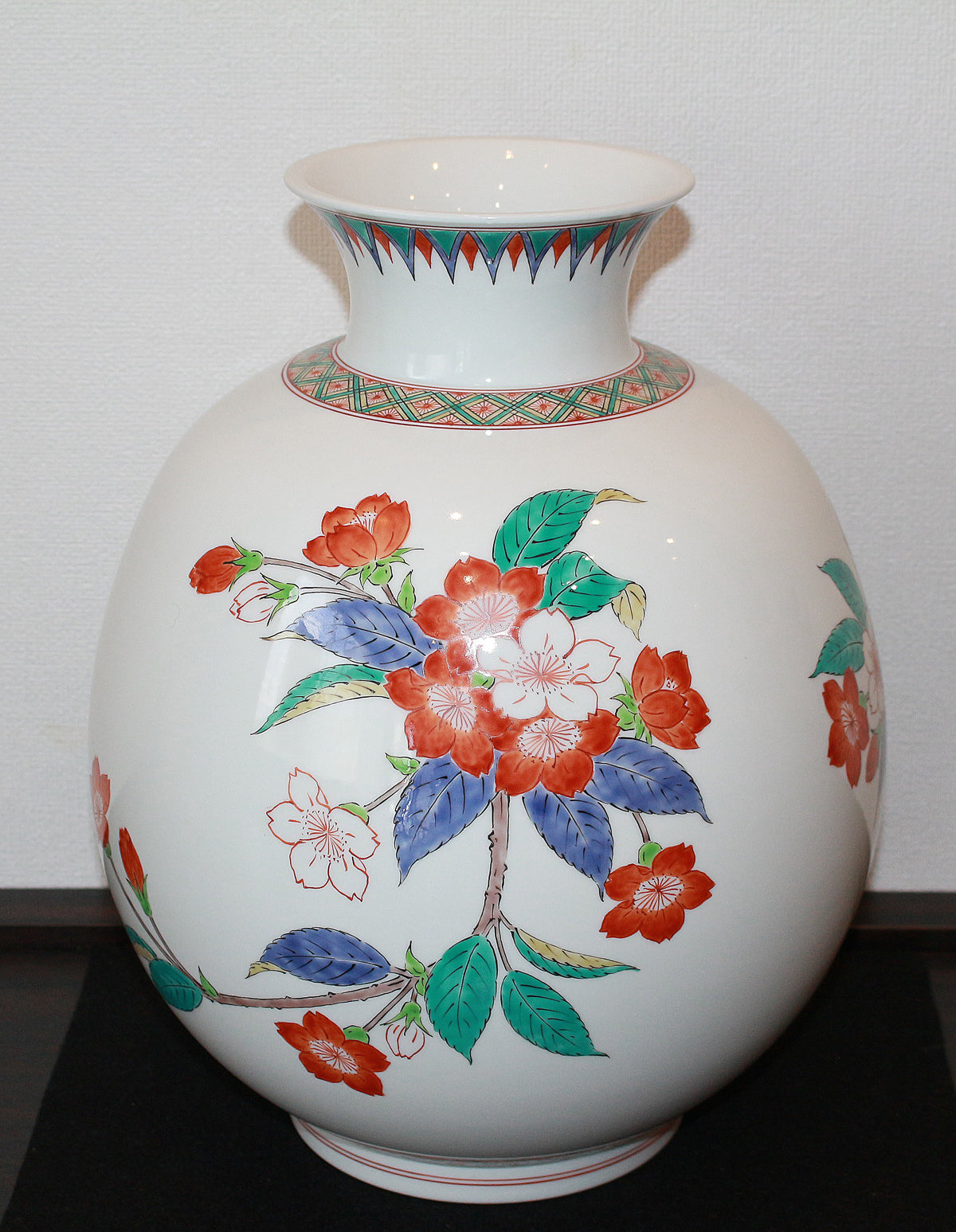 25579　 14代酒井田柿右衛門　濁手桜文花瓶  SAKAIDA Kakiemon