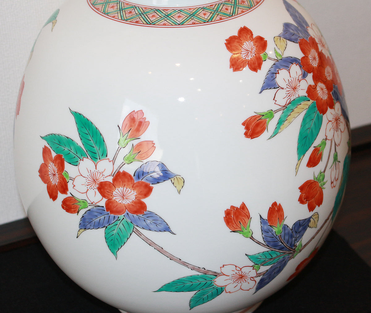 25579 14代酒井田柿右衛門 濁手桜文花瓶 SAKAIDA Kakiemon – アート飛田