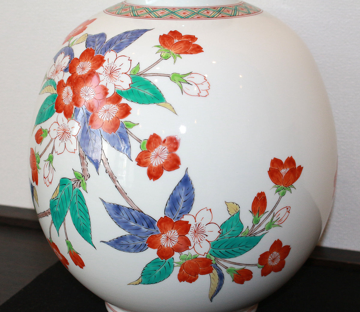 25579 14代酒井田柿右衛門 濁手桜文花瓶 SAKAIDA Kakiemon – アート飛田