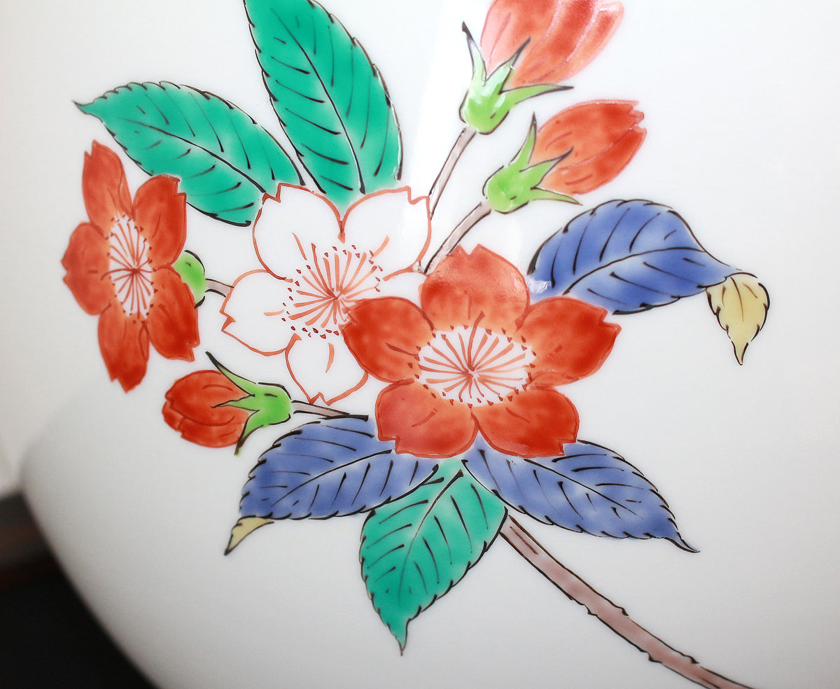 25579 14代酒井田柿右衛門 濁手桜文花瓶 SAKAIDA Kakiemon – アート飛田