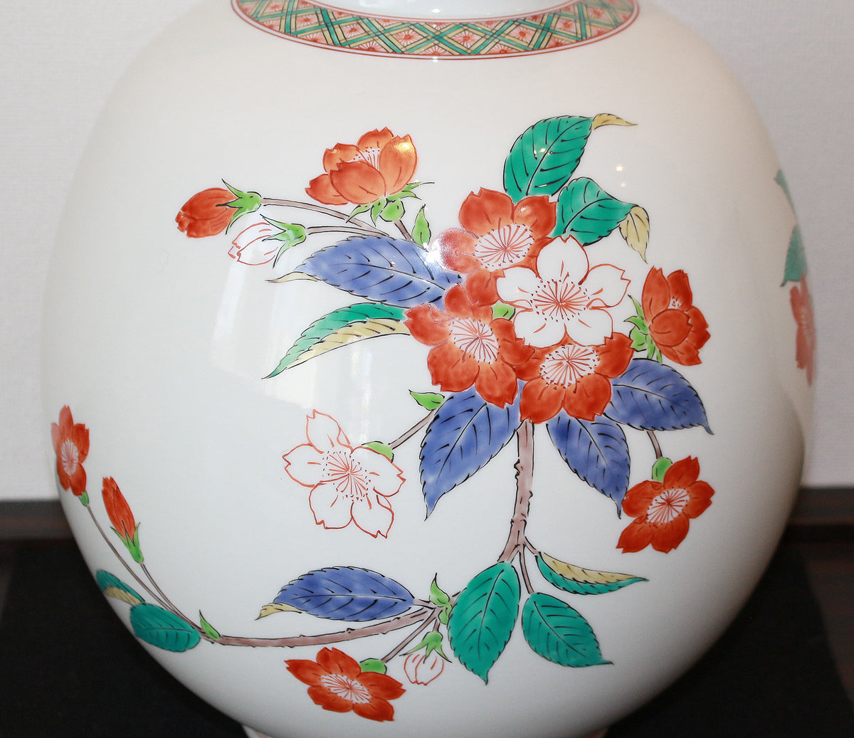 25579 14代酒井田柿右衛門 濁手桜文花瓶 SAKAIDA Kakiemon – アート飛田