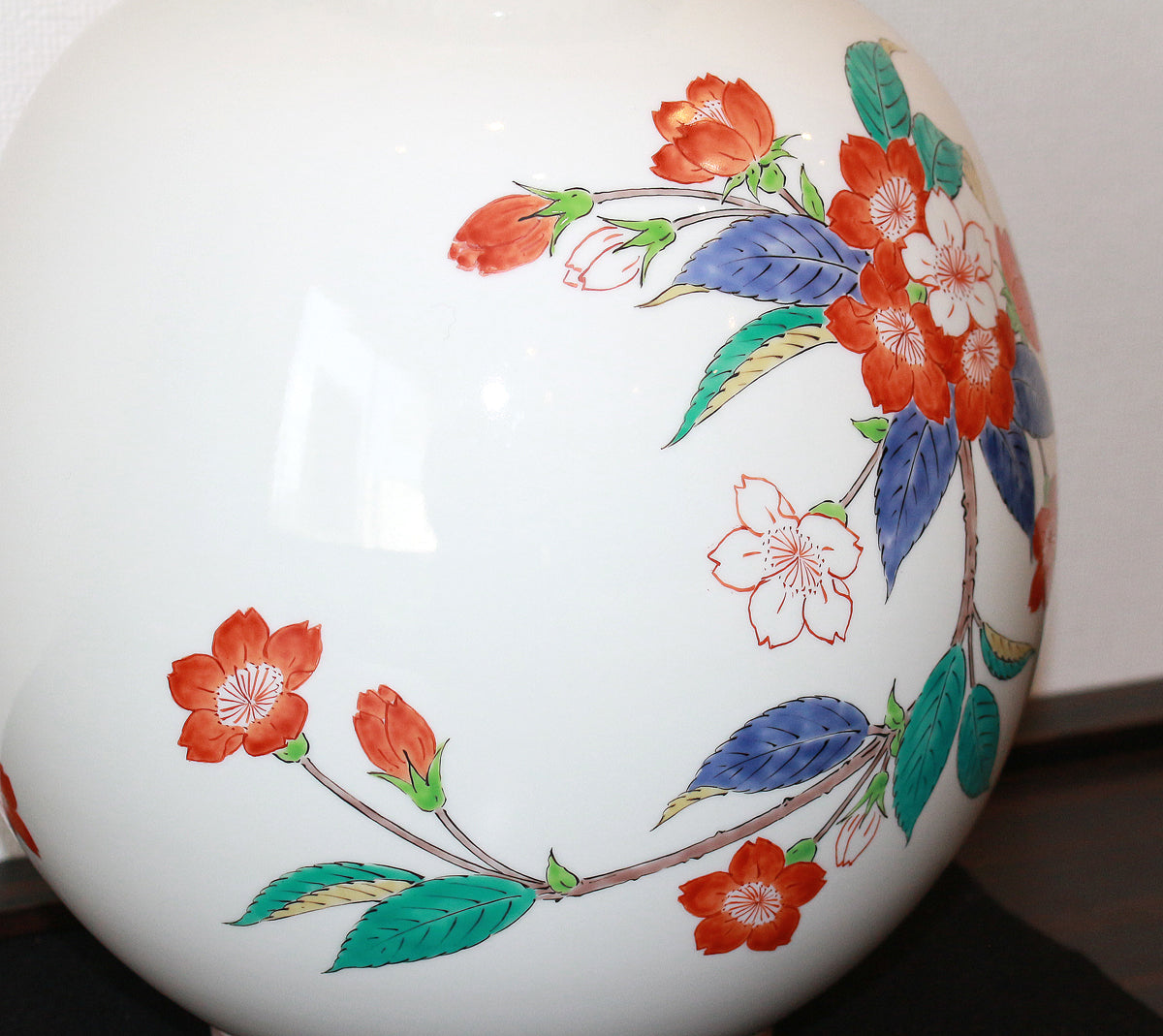 25579 14代酒井田柿右衛門 濁手桜文花瓶 SAKAIDA Kakiemon – アート飛田