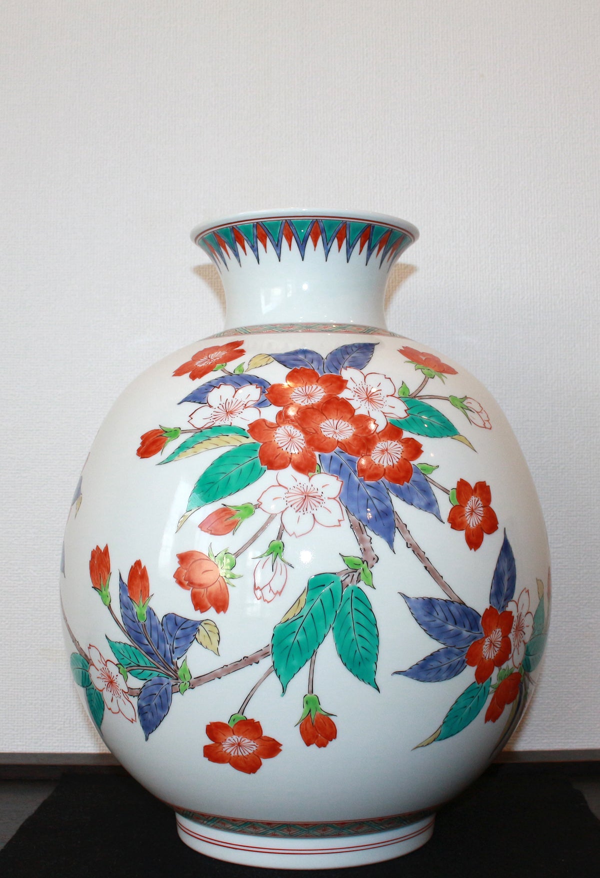 25579 14代酒井田柿右衛門 濁手桜文花瓶 SAKAIDA Kakiemon – アート飛田