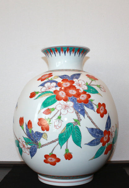 25579　 14代酒井田柿右衛門　濁手桜文花瓶  SAKAIDA Kakiemon