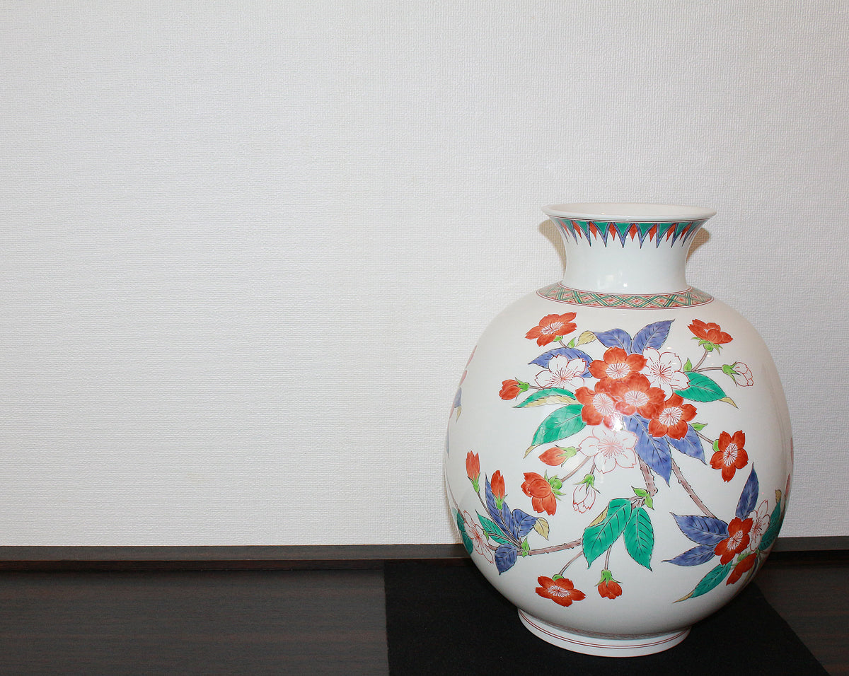 25579 14代酒井田柿右衛門 濁手桜文花瓶 SAKAIDA Kakiemon – アート飛田