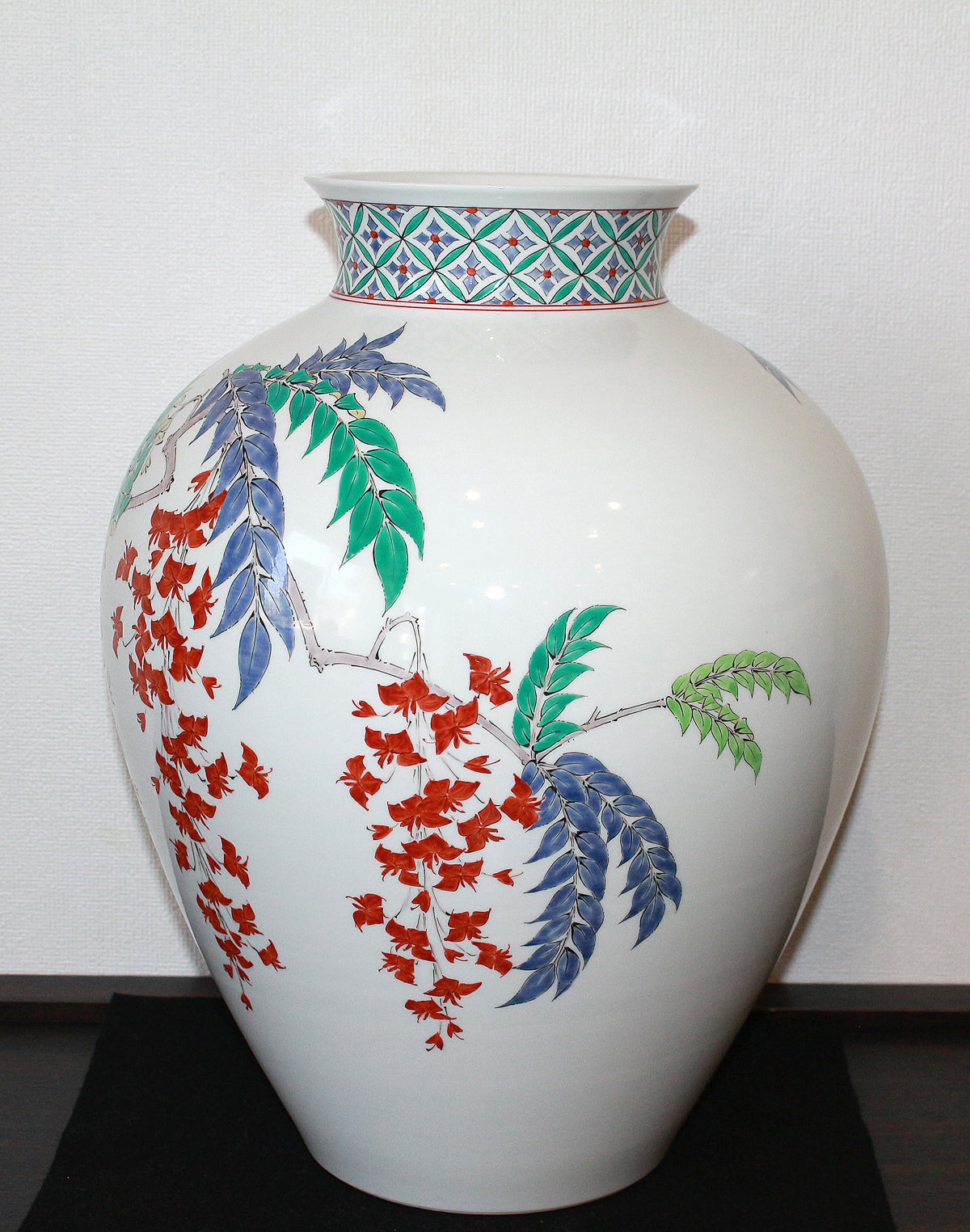 25698  １４代酒井田柿右衛門（濁手藤文花瓶）SAKAIDA Kakiemon