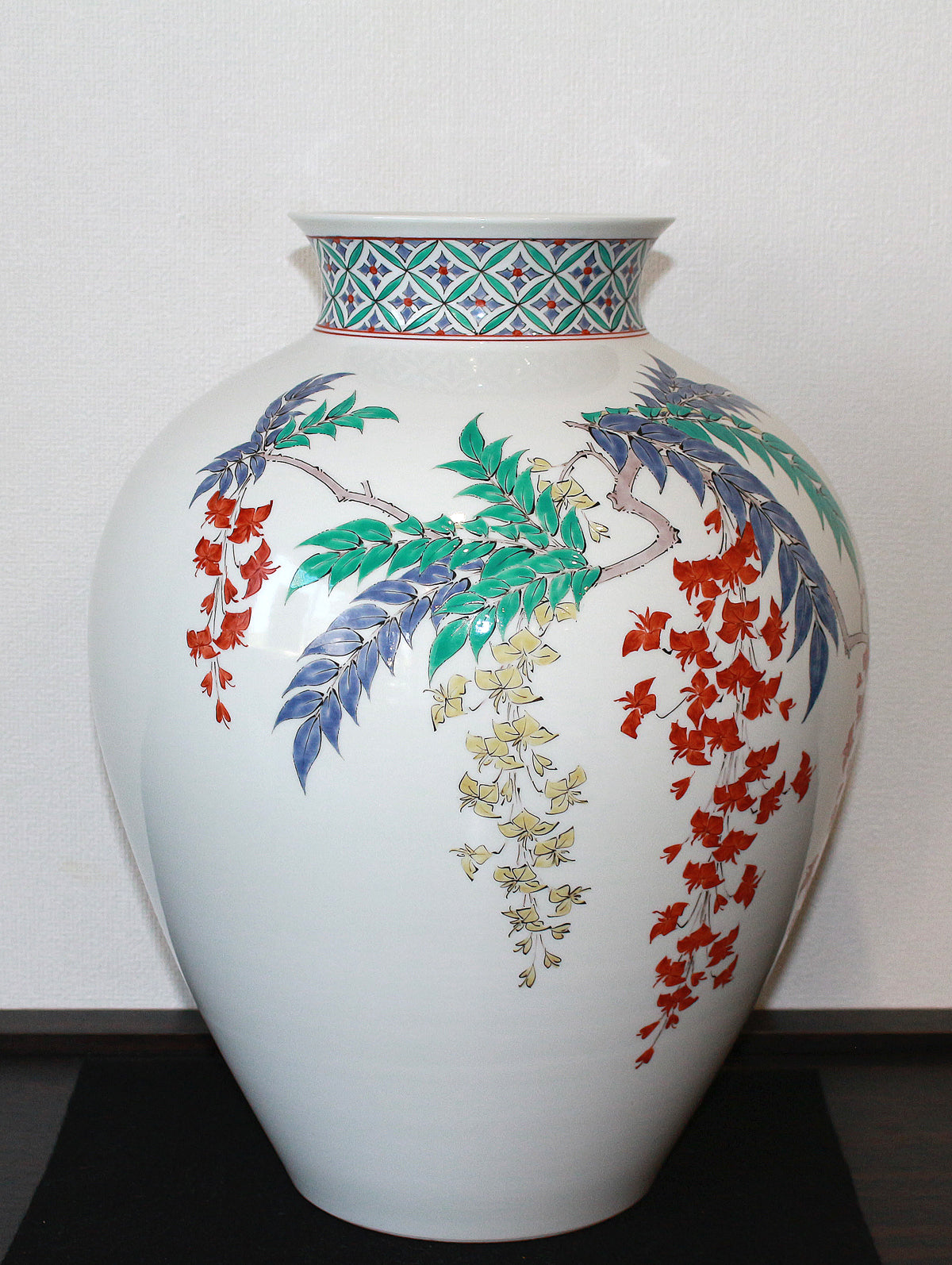 25698 14th generation SAKAIDA Kakiemon (cloudy hand wisteria pattern vase) SAKAIDA Kakiemon