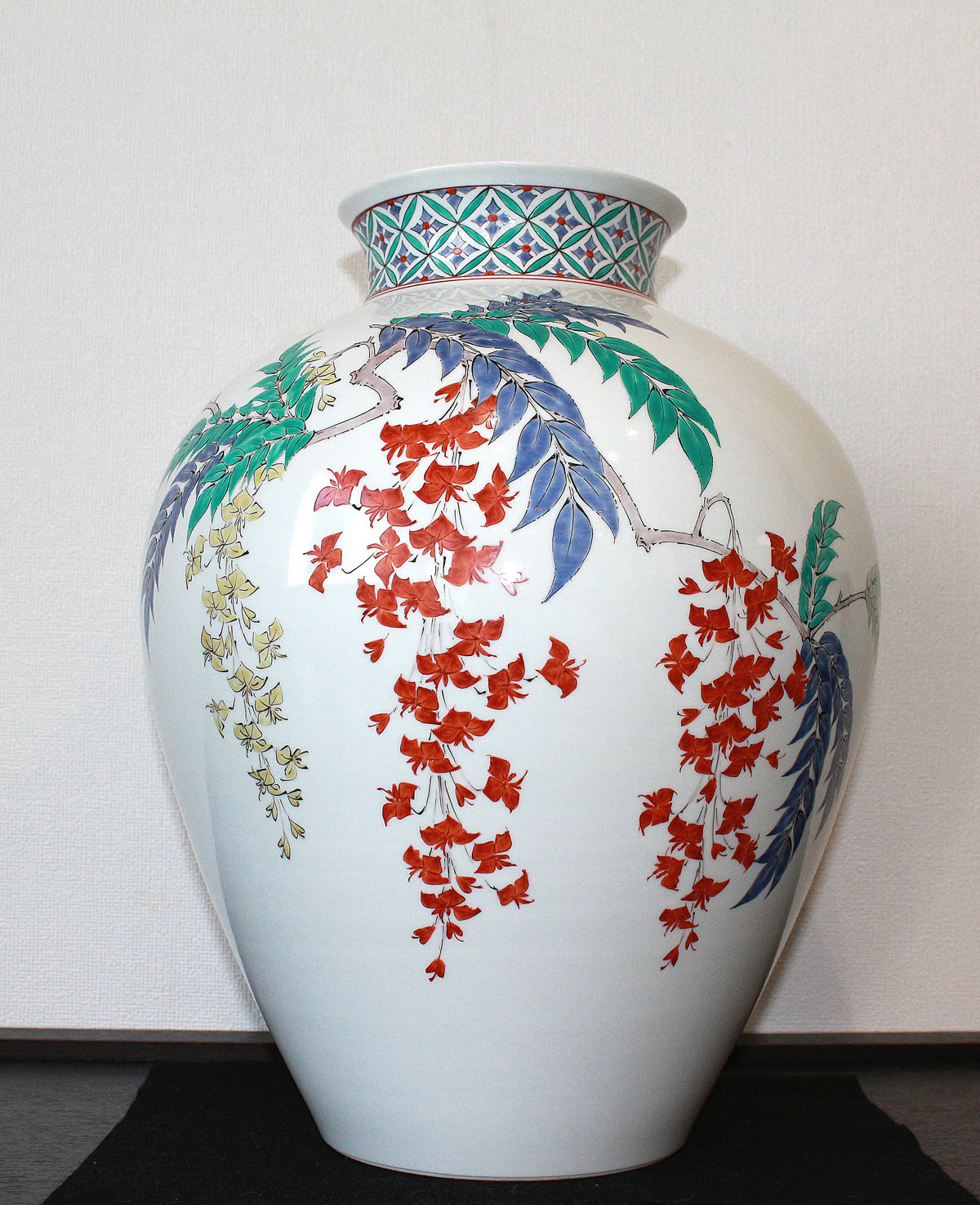 25698 14th generation SAKAIDA Kakiemon (cloudy hand wisteria pattern vase) SAKAIDA Kakiemon