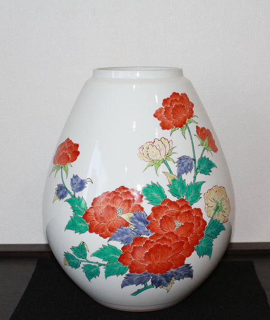 25699 14th generation SAKAIDA Kakiemon (Vase with cloudy hand peony design)