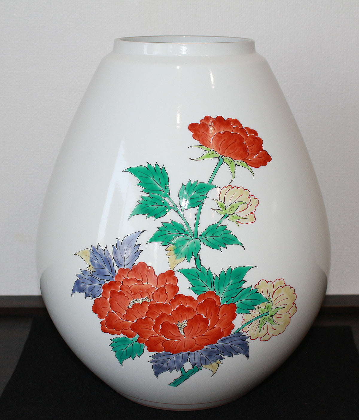 25699 十四代 酒井田柿右衛門（濁手牡丹文花瓶）SAKAIDA Kakiemon