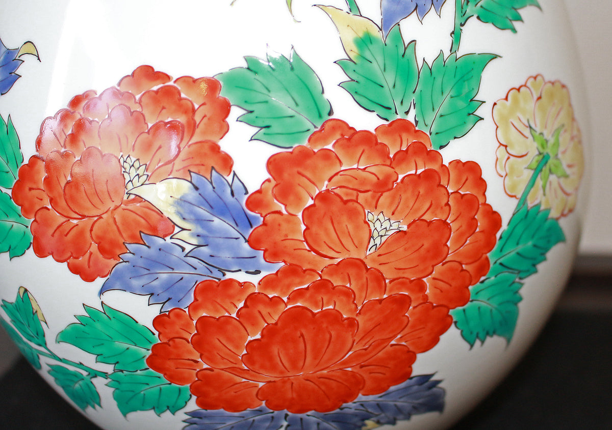 25699 十四代 酒井田柿右衛門（濁手牡丹文花瓶）SAKAIDA Kakiemon