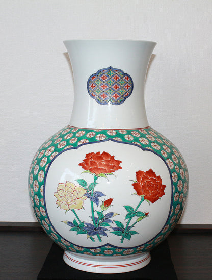 24550 Living National Treasure 14th generation Sakaida Kakiemon (Muddy hand three-sided split flower vase with floral motif) 