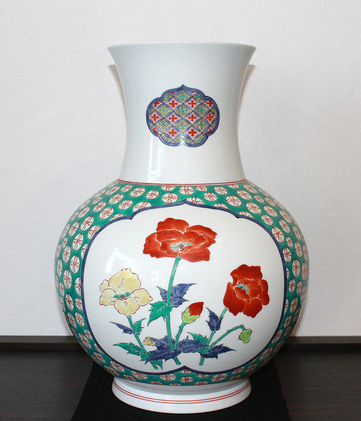 24550 Living National Treasure 14th generation Sakaida Kakiemon (Muddy hand three-sided split flower vase with floral motif) 