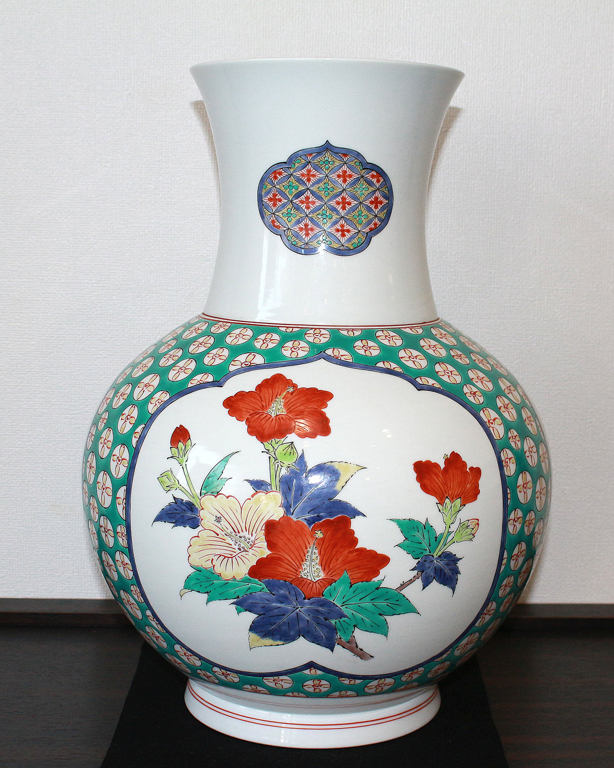 24550 Living National Treasure 14th generation Sakaida Kakiemon (Muddy hand three-sided split flower vase with floral motif) 