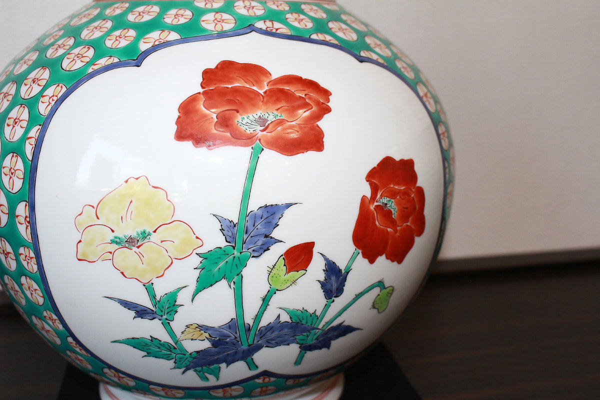 24550 Living National Treasure 14th generation Sakaida Kakiemon (Muddy hand three-sided split flower vase with floral motif) 